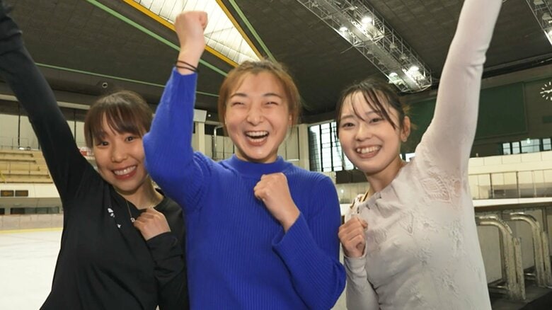 一緒に練習する三原舞依、三宅咲綺と