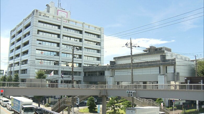 沼津市役所 議会棟（写真右）