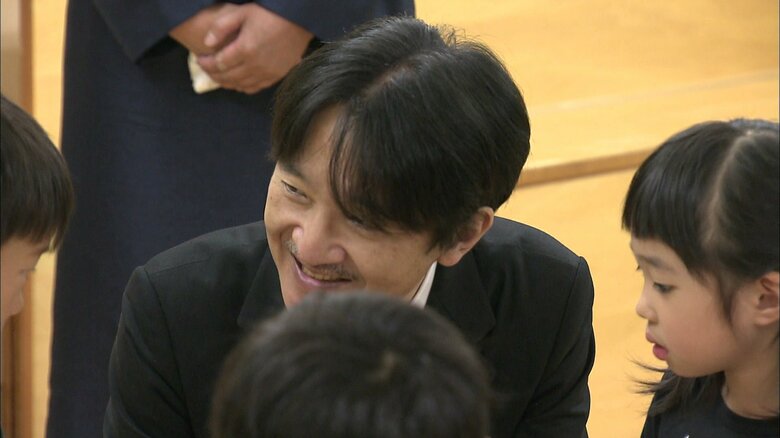 子どもたちと触れ合う秋篠宮さま