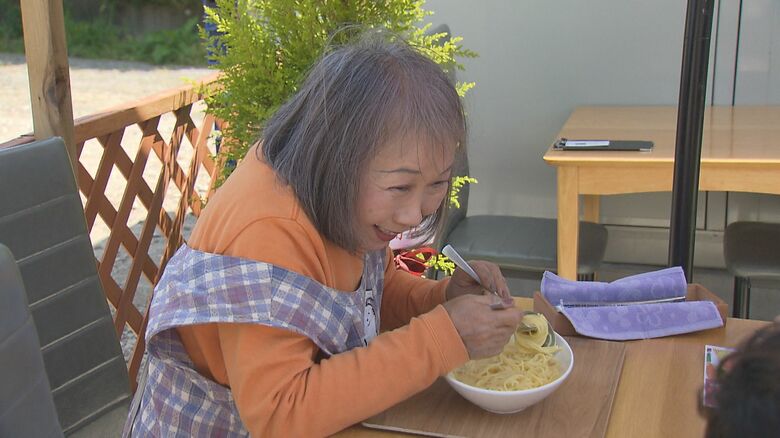店で食事をする清水厚子さん（71）