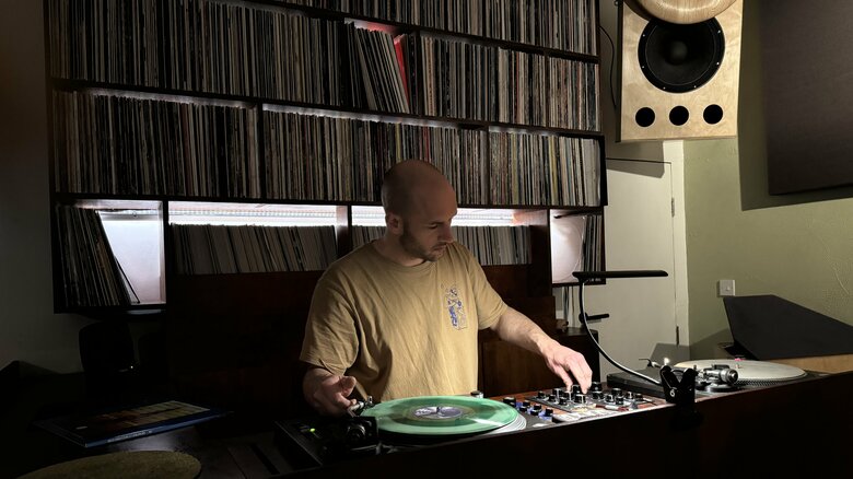 レコードをかける『JAZU』共同オーナーのジミー氏。壁のレコードは彼のコレクション