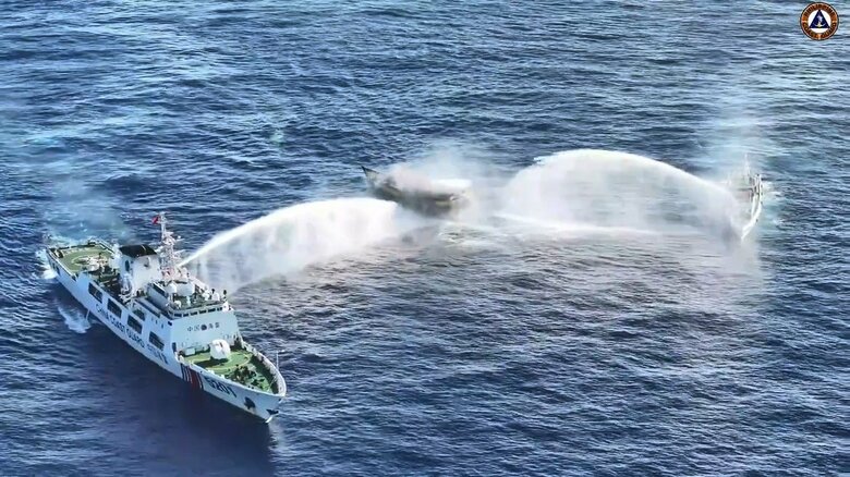 2024年3月5日、中国海警局の船から放水砲で妨害を受けたフィリピンの民間補給船（Philippine Coast Guard）