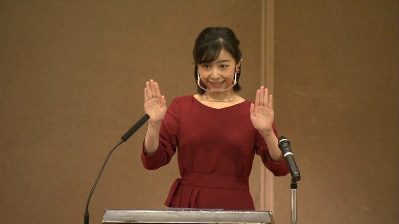 「聴覚障害児を育てたお母さんをたたえる会」で手話を披露された　2023年1月