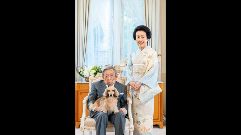 愛犬「福姫」と共に（2023年7月21日）　宮内庁提供