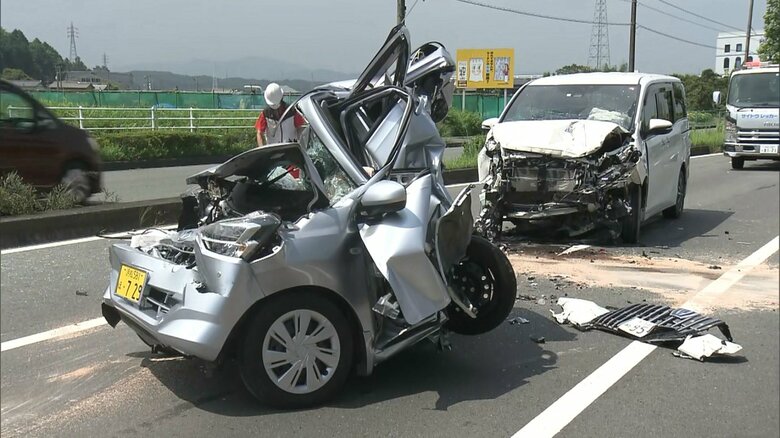 乗用車（右）が追突し軽自動車は大破（2023年7月・浜松市）