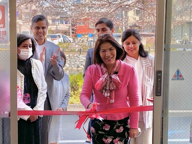 テープカットをする坪谷さん。ラマアさんの取り組みを支援してきた