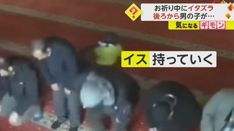 男の子がいすを移動させ、男性が転倒する瞬間の映像(2)