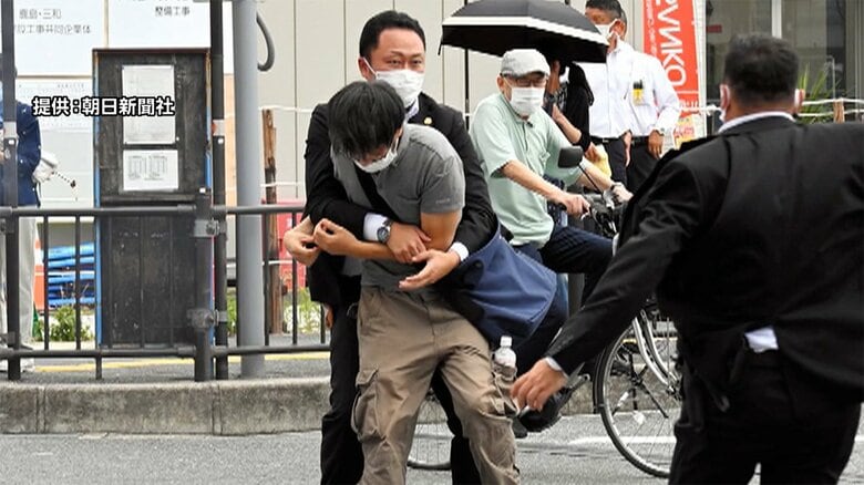 現場で取り押さえられる山上徹也容疑者