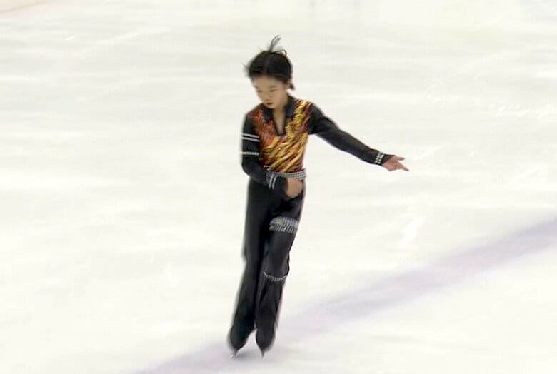 ジュニア時代、友野はリンク上でエアギターを披露