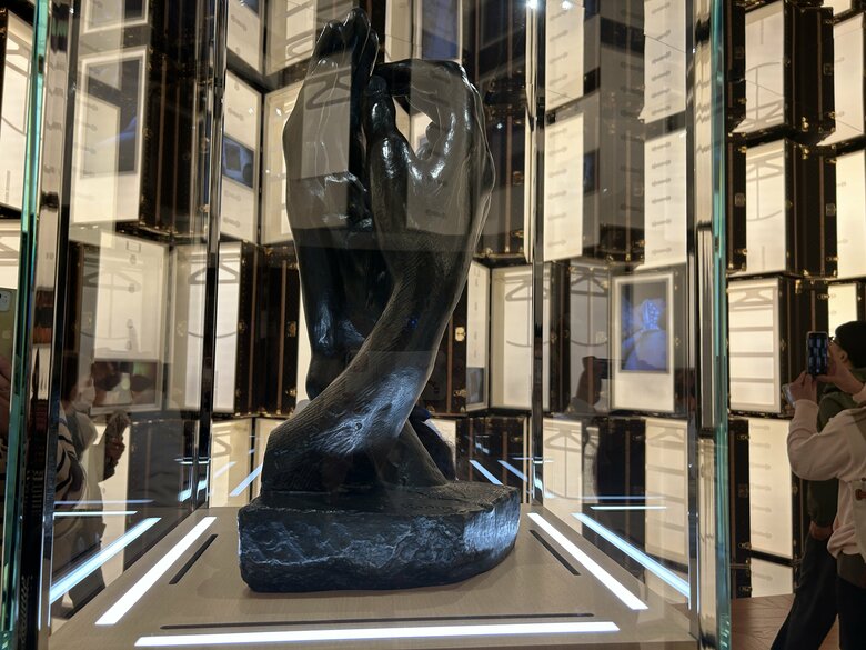 ロダンの「合わさる手」が光の渦に包まれていた