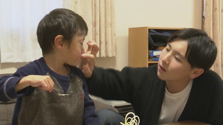 5歳　高校で寮生活を送る長男、佑平さんも家に帰り６人揃って誕生日を祝う
