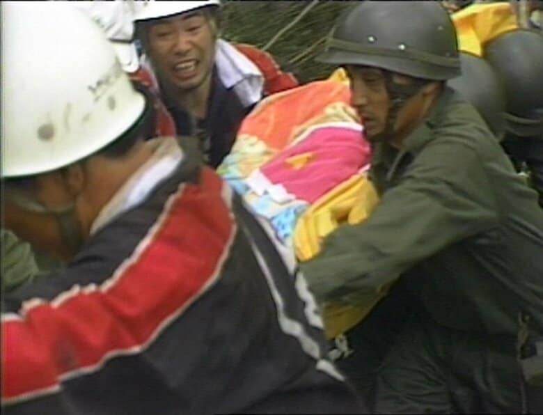 警察、消防、自衛隊、消防団員らが深い山中で救助活動にあたった