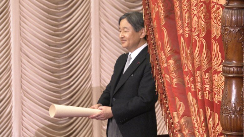 額賀新議長から手渡しを受ける陛下