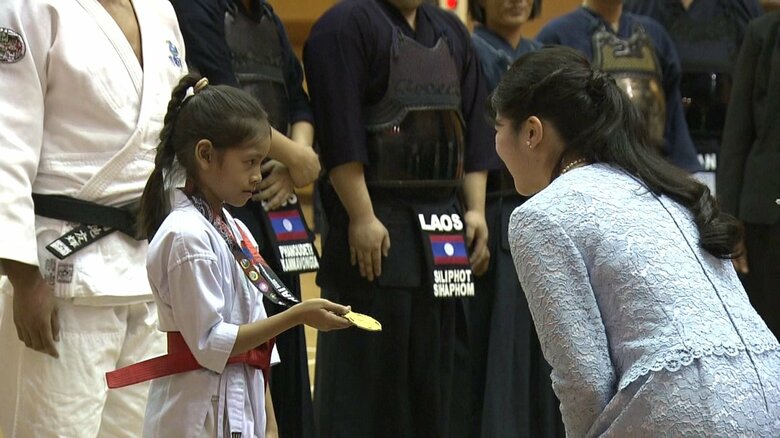 愛子さまが声をかけられると少女は金メダルを見せてくれた