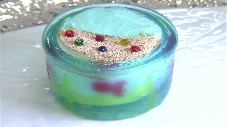 白い台湾カステラを使用したことで、青い寒天の色が映える。砂浜の上の粒は…？