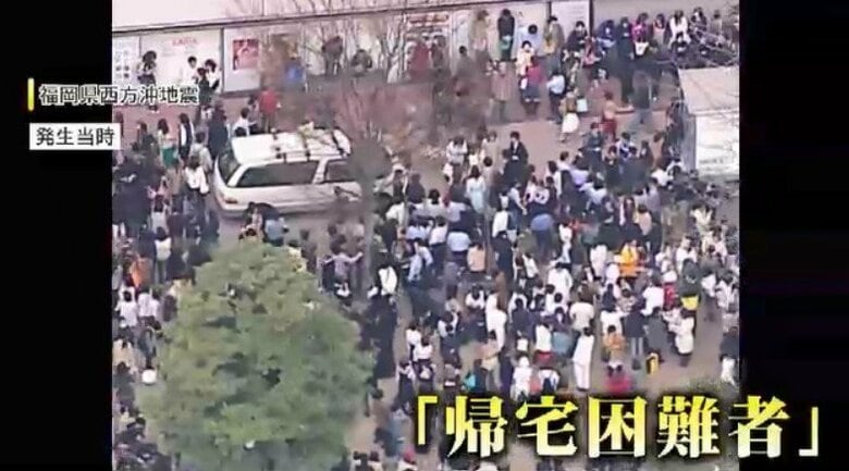 西方沖地震で公園に避難する人々（2005年）