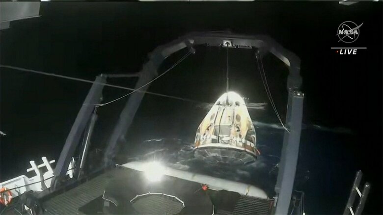 引き揚げられる宇宙船（NASA）