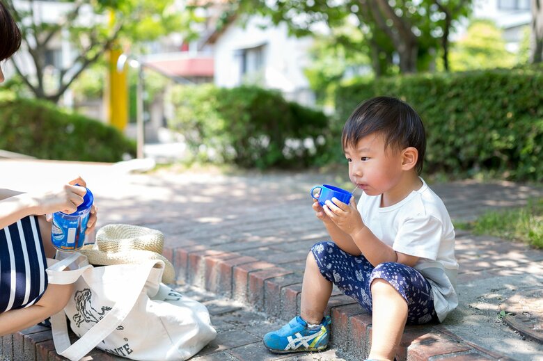 外遊びの水分補給は30分ごとを目安に（画像はイメージ）