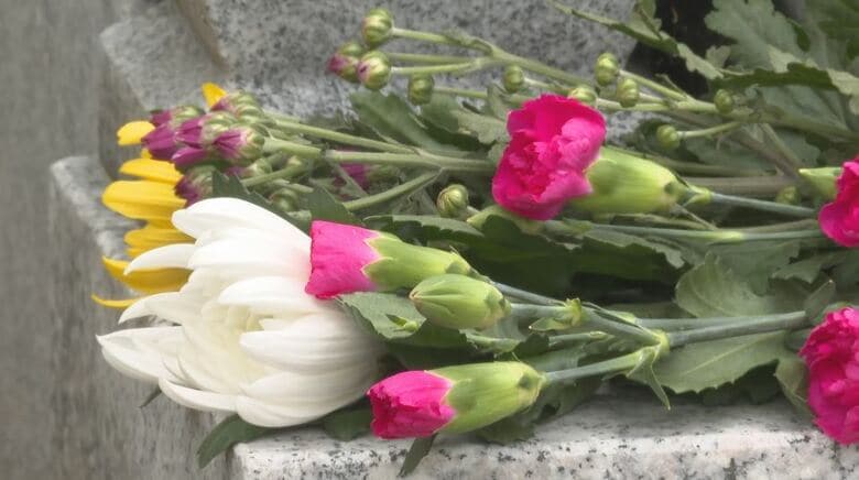 観音像に手向けられた花