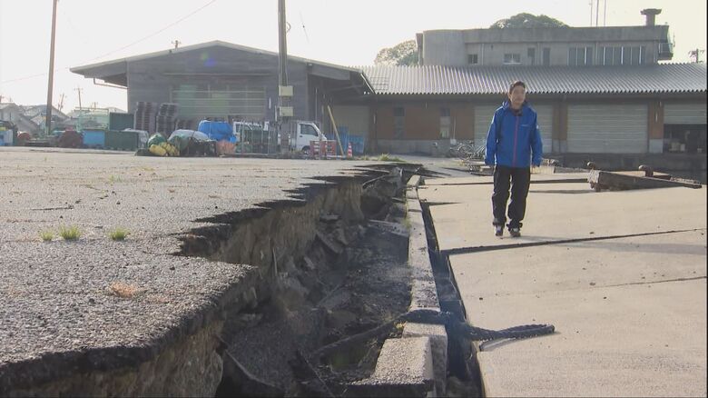 液状化で漁港は地面が引き裂かれたように