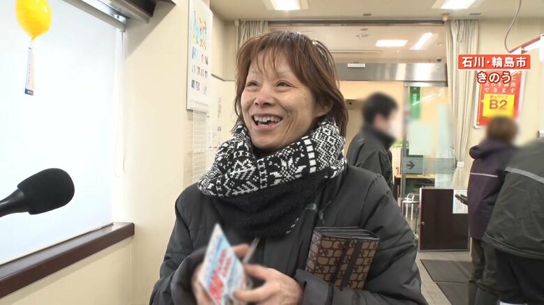 郵便物を受け取って笑顔があふれる