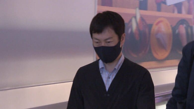 疑惑の発覚以降、秋本議員の口からは何の説明もなされていない（3日 羽田空港）