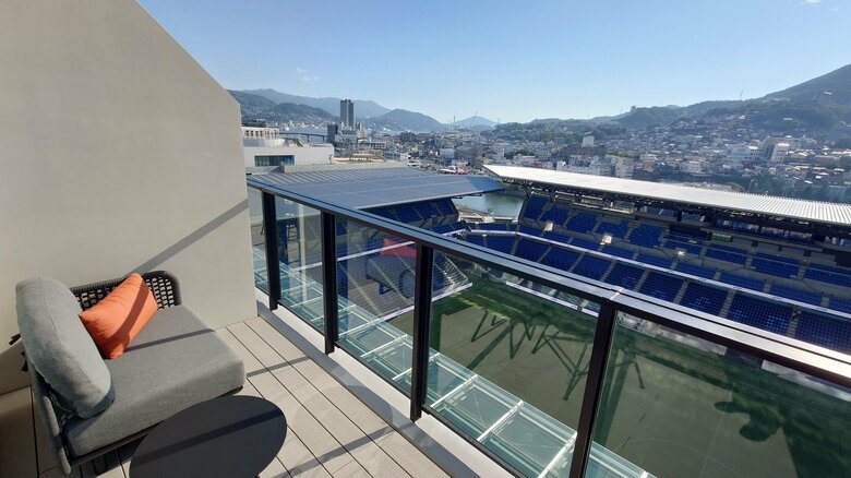 客室バルコニーからスタジアムを見下ろせる