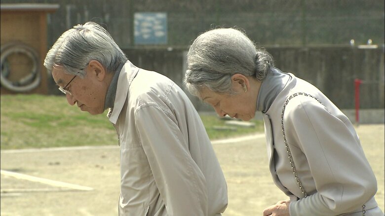 平成23(2011)年4月　東日本大震災の被災地で黙礼される両陛下