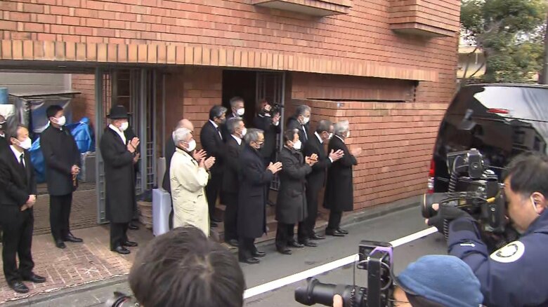 棺は、石原氏の4人の息子らの手で運び出された