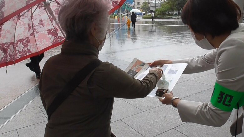 高校生が作った特殊防止ポスターについてアンケートを実施する品川署員(11月23日）