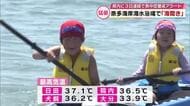 厳しい暑さのなか海にダッシュ　児童が初泳ぎやマリンスポーツ楽しむ「冷たくていい感じ」大分・奈多海岸