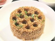 黄身が混ざりやすくマイルドに…インパクト大の『穴空きチャーハン』新メニュー考案中の店長がヒラめいた野菜とは