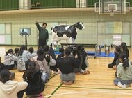 子供の“牛乳離れ”防止図る…小学校で乳業メーカーの社員らによる特別授業 搾乳体験やバターづくりなど