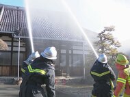 「文化財防火デー」を前に寺で消火訓練 市の有形文化財の鐘を火から遠ざけると共に初期消火などの手順を確認