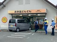 【速報】弁当店に車突っ込む　搬送された人なし　出入口のドア破損…散乱するガラスの破片