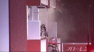 男女3人“死傷” 深夜の住宅街 4階建てマンションから出火 部屋の内部全焼