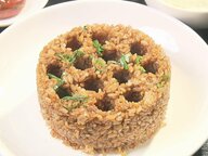 黄身が混ざりやすくマイルドに…インパクト大の『穴空きチャーハン』新メニュー考案中の店長がヒラめいた野菜とは