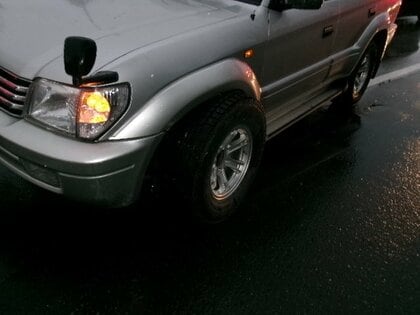 【タイヤ脱輪】走行中に左前のタイヤが外れるトラブル〈70代男性が自ら交換したばかりで脱落〉北海道千歳市