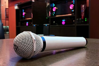 カラオケには友達や家族と行く人が多い!1人カラオケの割合は?1曲目に歌う歌についても聞きました!