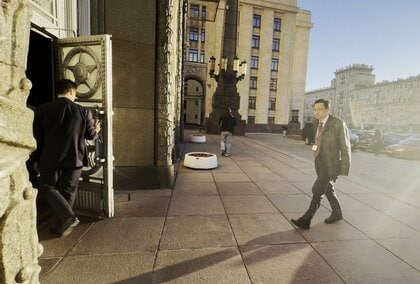 駐ロシア日本大使がロシア外務省を訪れ「領事面会」を直接申し入れ―ロシアに拘束された北海道新聞記者との面会実現できず1週間経過