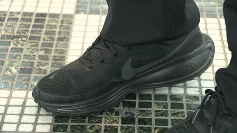 “脱革靴”が進むビジネス界　軽装勤務を推奨する自治体も　市場が激変する中でメーカーはいま　伝統技術×カジュアル＝レースアップドレススニーカー　その先の革靴回帰を目指して