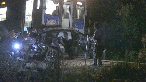 乗用車と列車が衝突…車に乗っていた3人搬送も命に別条なし　長崎・佐世保市