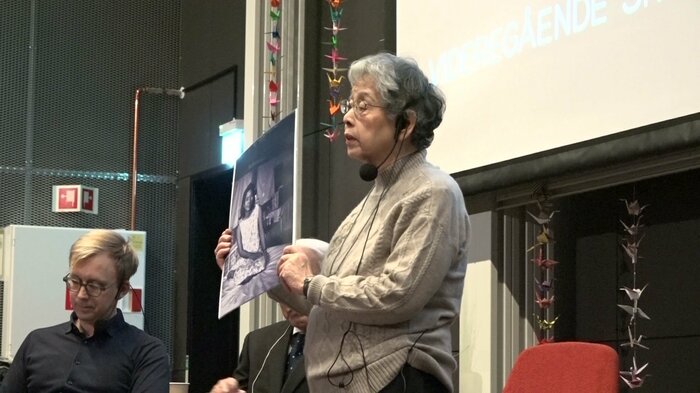 横山照子さんは亡き妹の写真を携えて講話