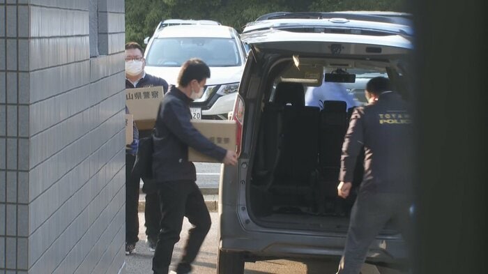 富山大学に家宅捜索に入る県警(12日)