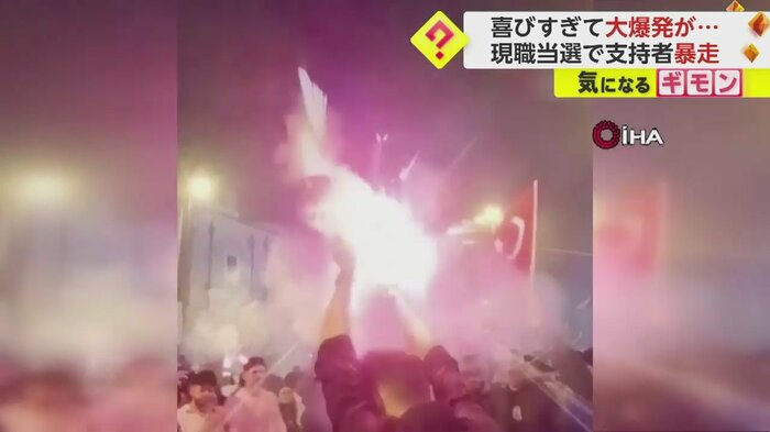 突然爆発し、ピンク色の光を放つ花火