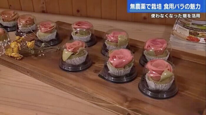 マルシェではバラを使ったスイーツなどを販売