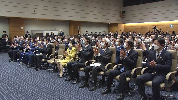 ゼレンスキー大統領の演説を聞く国会議員