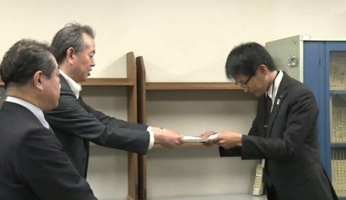申し入れ行う教職員組合 18日午後1時50分ごろ