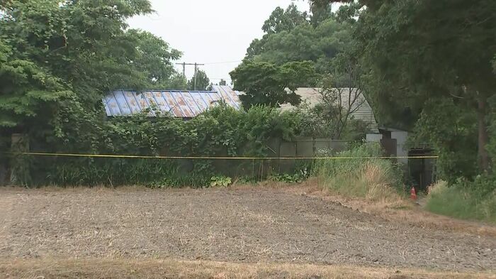 クマが人を襲った住宅に規制線が張られる