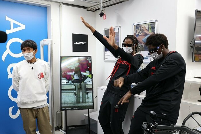 エブリン選手も一緒に踊りだす